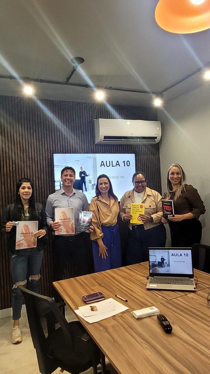 Turma do treinamento reunida na formatura da Aula 10, ao lado da Eliane Pessin.