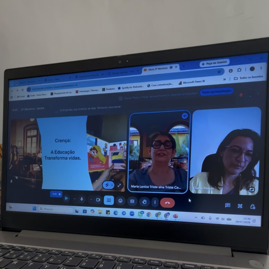 Eliane Pessin dando feedback individual por videochamada enquanto a participante apresenta seu conteúdo.